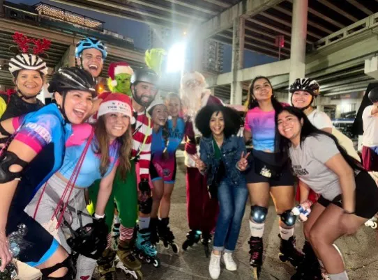 Voluntarios de United by the Power of Giving distribuyendo ayuda en Miami Voluntarios de United by the Power of Giving distribuyendo ayuda en Miami