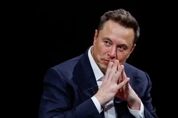 Tesla Retrocede en Wall Street Mientras Bitcoin Desciend