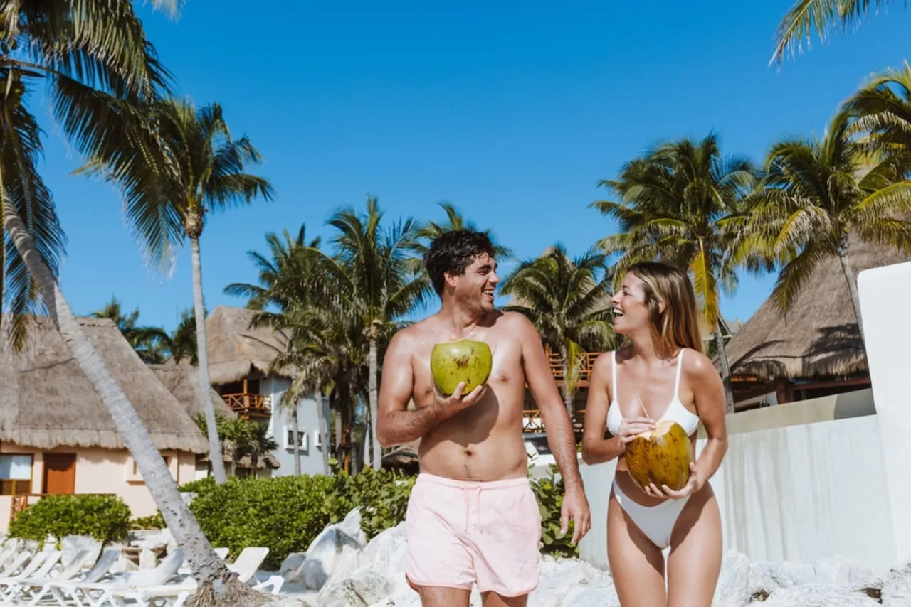 Viajeros disfrutando de destinos sostenibles y naturales, tendencia clave para el verano 2025.