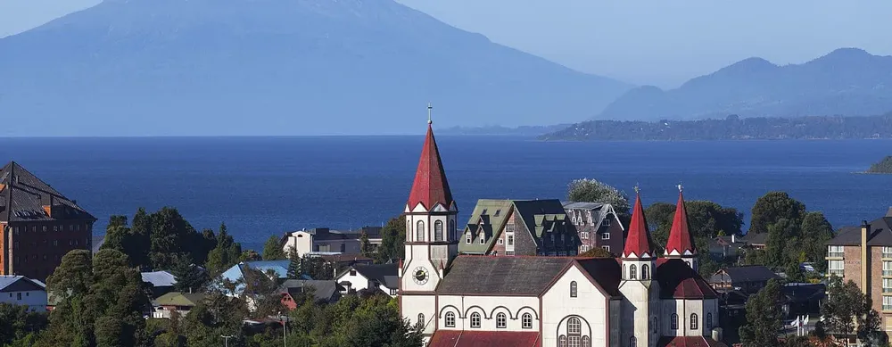 Feria artesanal navideña en Puerto Montt y Puerto Varas con decoraciones festivas