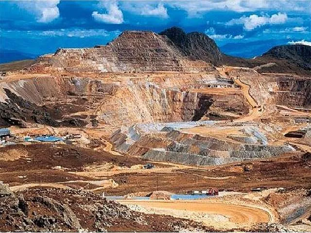 Mina abandonada en Sudáfrica, símbolo de la crisis minera causada por la corrupción y la minería ilegal.