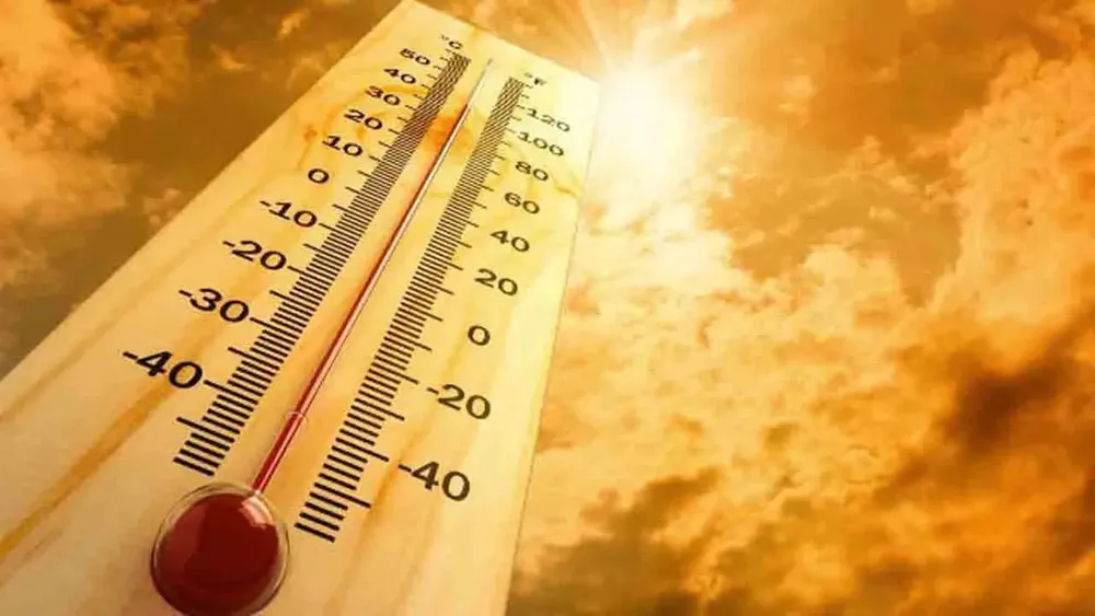 Ola de calor en Chile con cielo despejado y termómetro mostrando altas temperaturas, paisaje rural chileno. Ola de calor en Chile con cielo despejado y termómetro mostrando altas temperaturas, paisaje rural chileno.