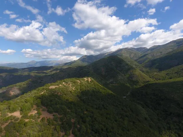 Vista panorámica de un parque nacional en Chile destacando su liderazgo en turismo sostenible
