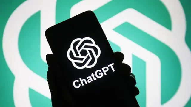 Interfaz de un teléfono mostrando la función de ChatGPT, destacando la tecnología de IA multilingüe