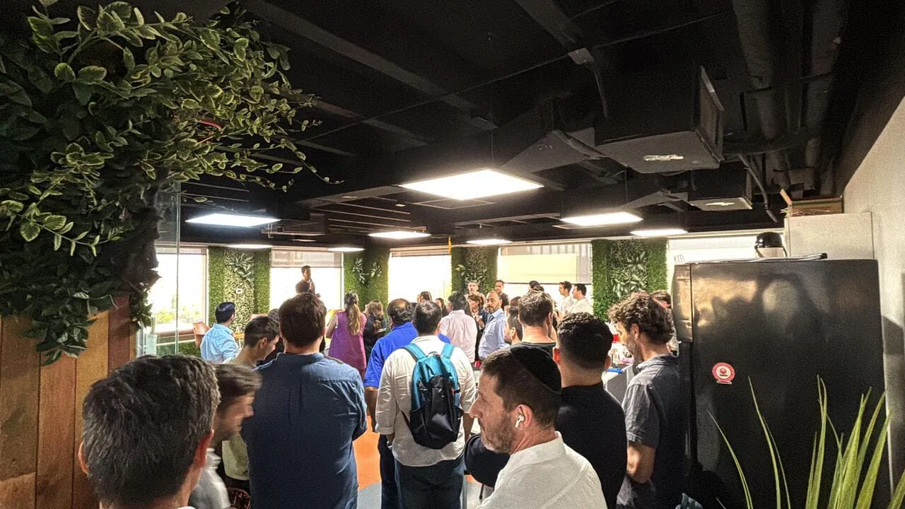 Ejecutivos de KLog.co liderando un Logtech Session sobre transformación digital en la logística internacional
