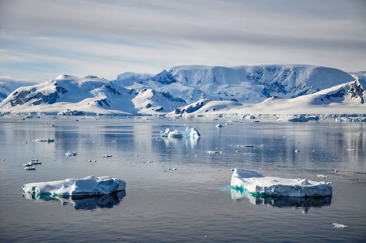 Paisaje antártico con un lago oculto bajo el hielo, mostrando formas de vida microbiana en el lago Enigma.