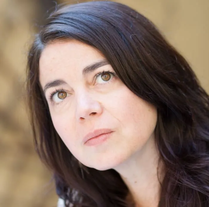 Jóvenes ingresando a la universidad, enfrentando nuevos desafíos y oportunidades de crecimiento personal