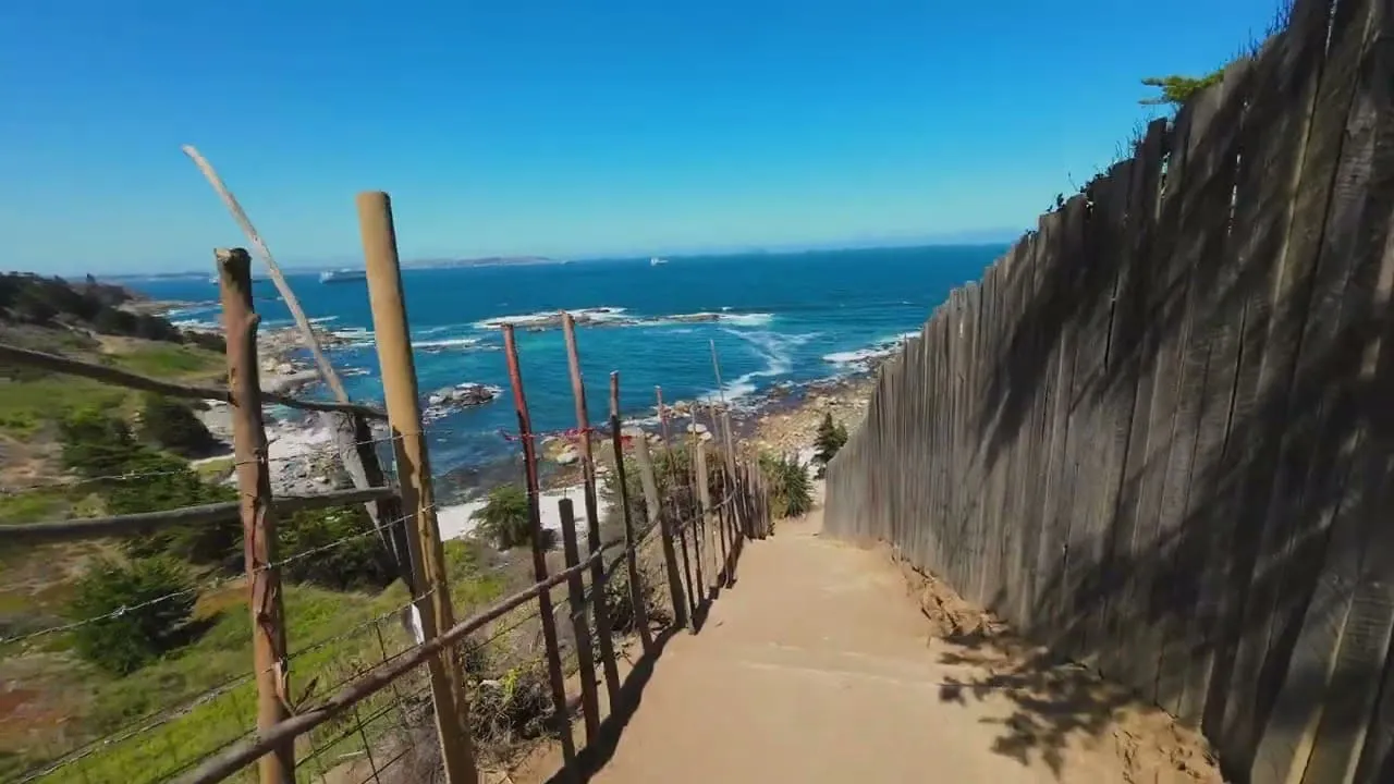 Vista panorámica de la playa El Tebo en Chile, con aguas turquesas y arena blanca, rodeada de naturaleza.