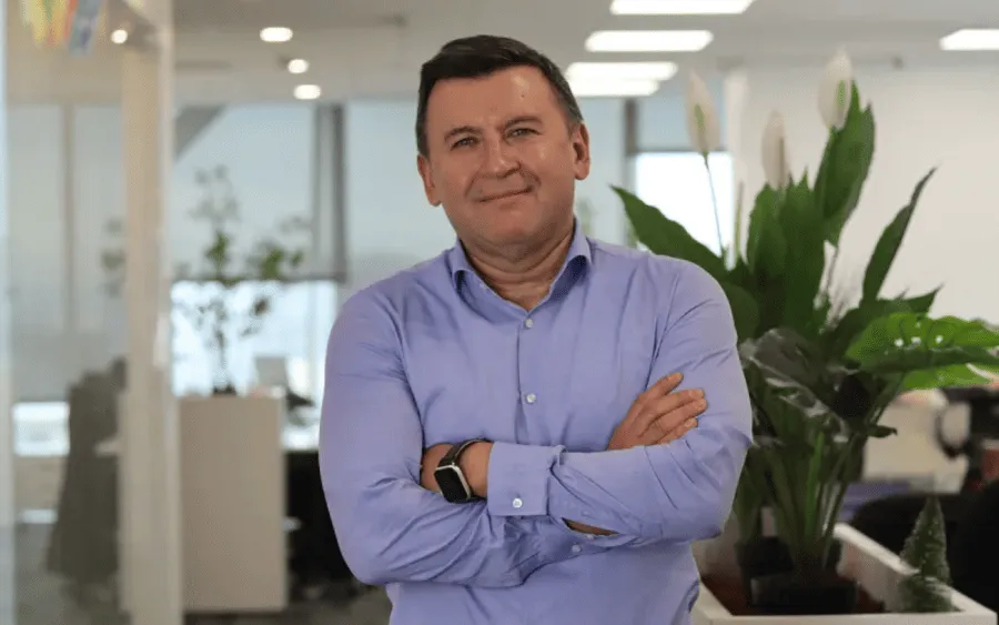 Ejecutivos analizando estrategias de innovación e inteligencia artificial en entornos empresariales modernos.