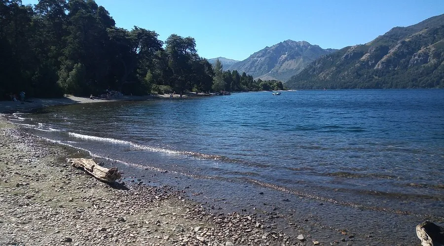 Paisaje natural del lago Meliquina en la Patagonia argentina, rodeado de montañas y bosques, ideal para una escapada de  Paisaje natural del lago Meliquina en la Patagonia argentina, rodeado de montañas y bosques, ideal para una escapada de
