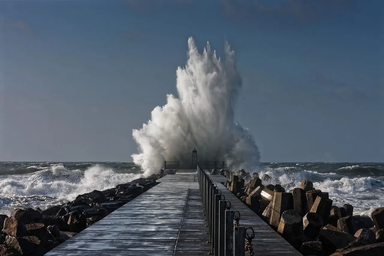 Impacto de las marejadas en la Playa Acapulco de Chile, mostrando una playa desolada y olas altas.