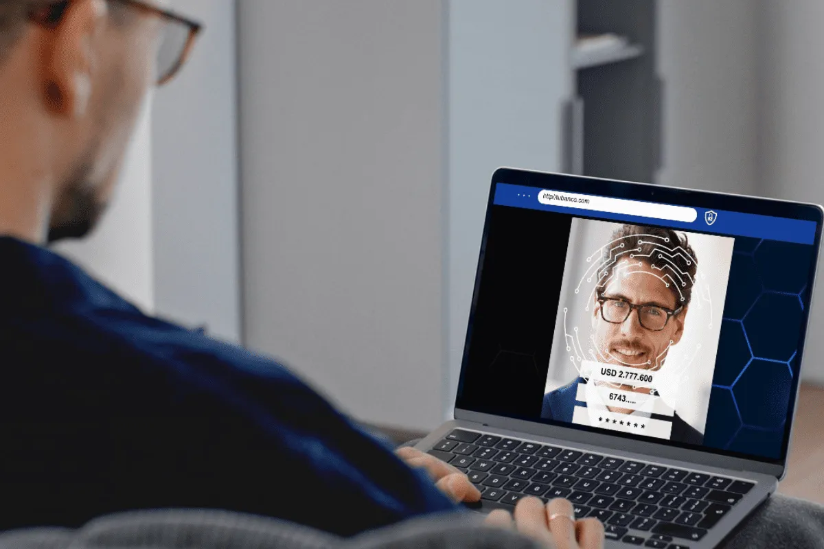 Persona usando autenticación de dos factores con reconocimiento facial en tiempo real