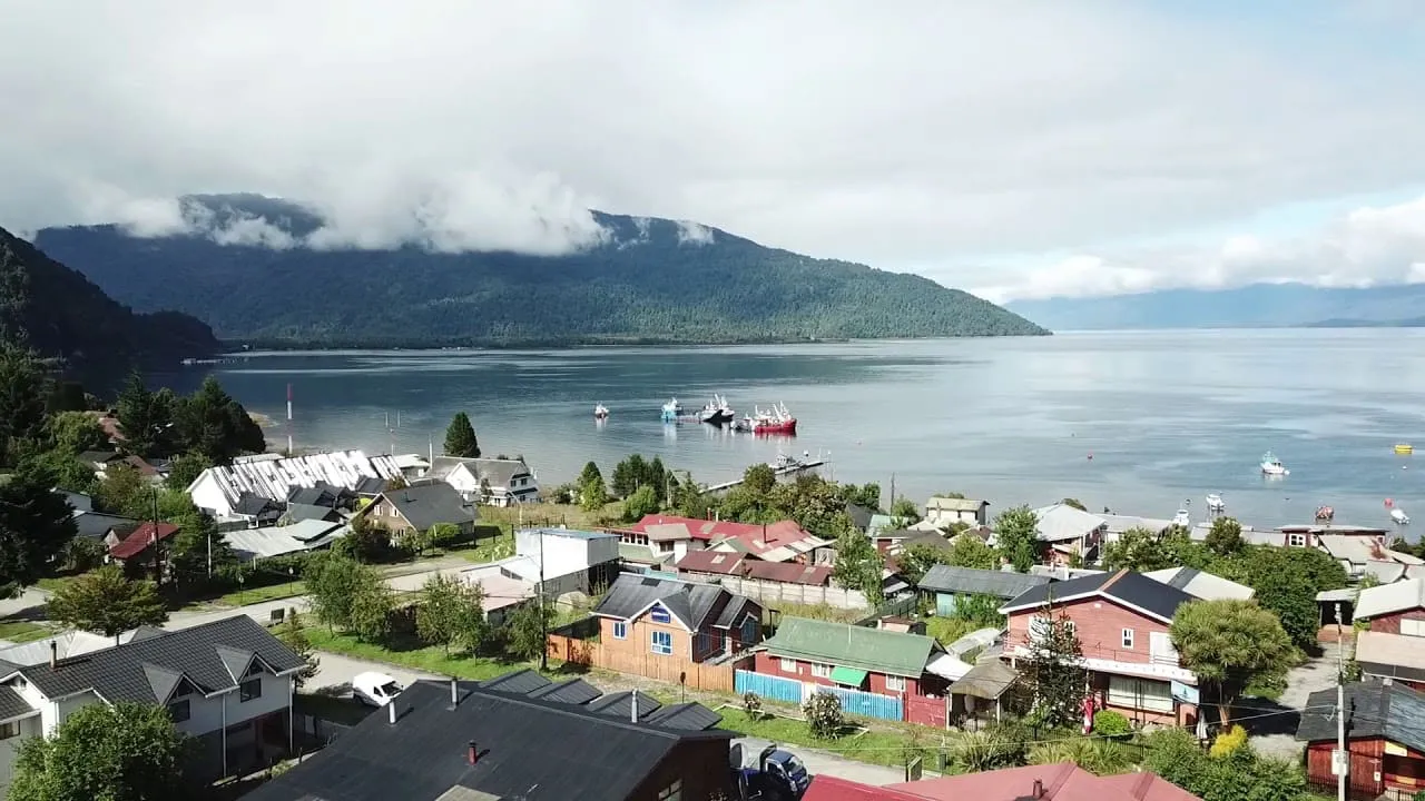Vista panorámica de Puerto Cisnes, rodeado de montañas y fiordos en la Patagonia chilena.