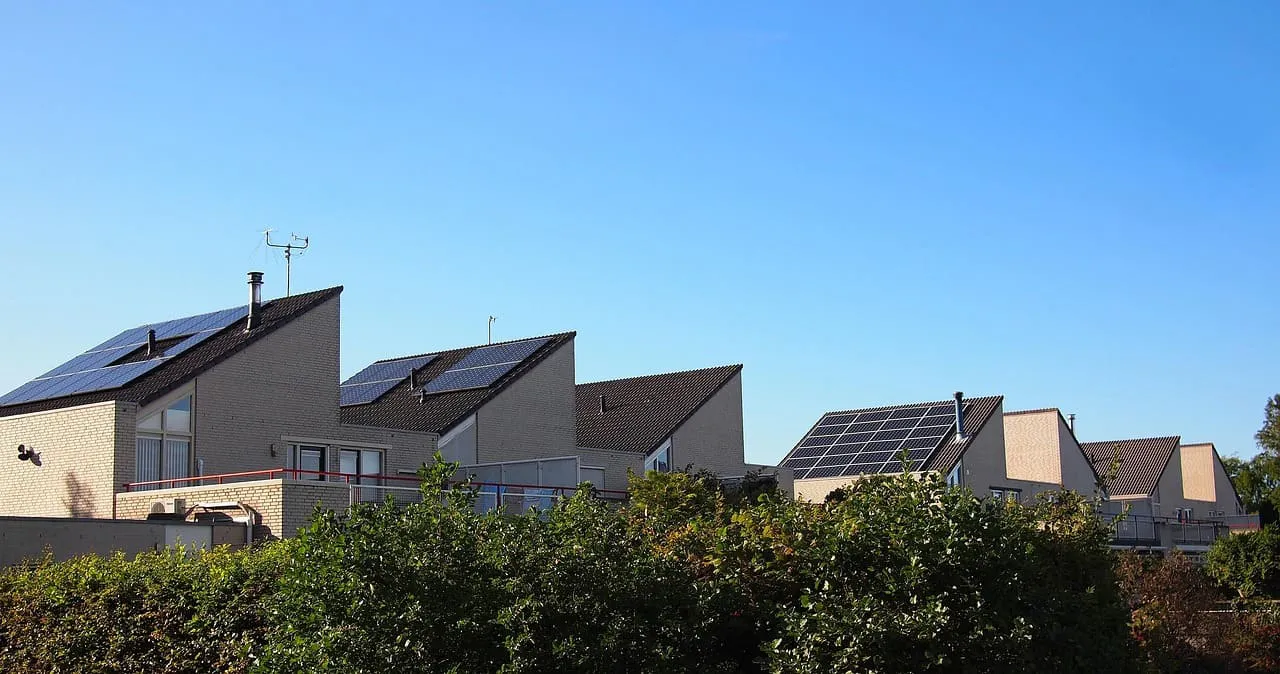 Exceso de energía solar en Australia afecta la estabilidad de la red eléctrica, generando desafíos en la gestión de ener