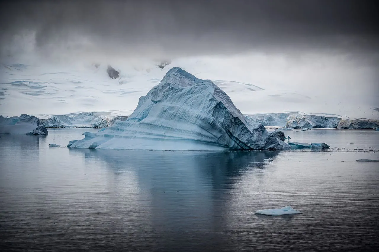 Iceberg A23a navegando en el Océano Austral, destacando su inmensa escala y aislamiento.