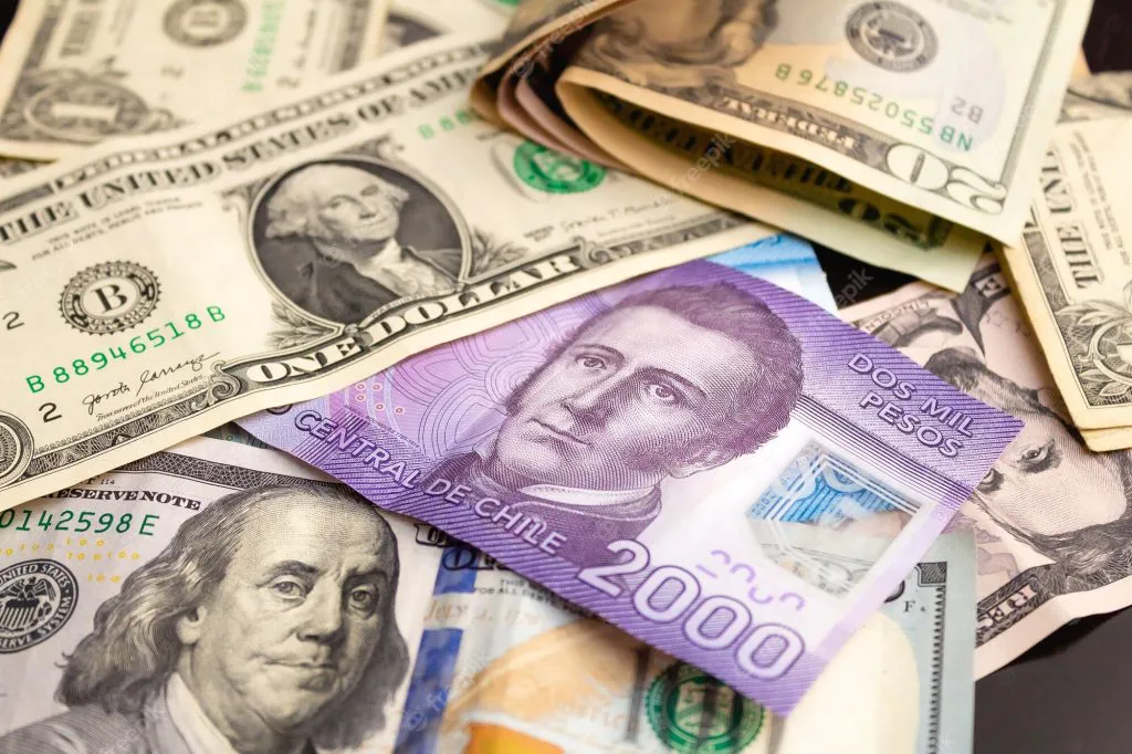 peso-chileno-dolar-estadounidense-concepto-cambio-divisas-economia-chilena_488935-767-1024x682