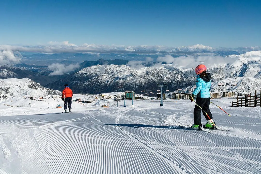 esquiadores-centro-ski-el-colorado