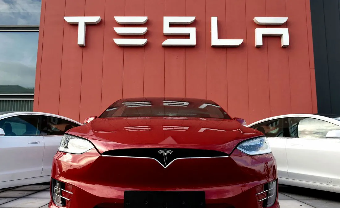 Gráfico sobre la caída de ventas de Tesla en la Unión Europea en 2025 y el crecimiento del mercado de autos eléctricos. Gráfico sobre la caída de ventas de Tesla en la Unión Europea en 2025 y el crecimiento del mercado de autos eléctricos.