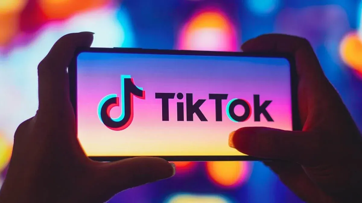Impacto del ban de TikTok en negocios pequeños y emprendedores, representado en un paisaje digital abstracto.