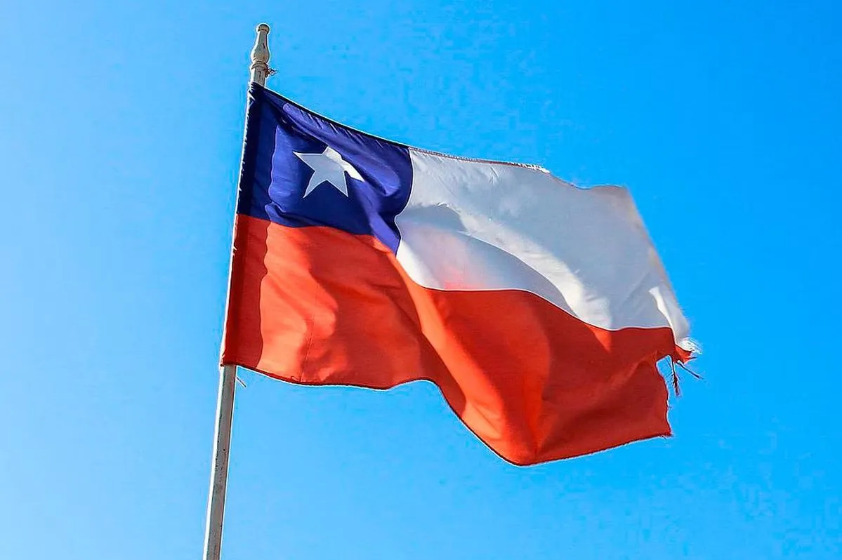 Representación de la economía de Chile, con minería y análisis financiero, resaltando estabilidad crediticia según Fitch Representación de la economía de Chile, con minería y análisis financiero, resaltando estabilidad crediticia según Fitch