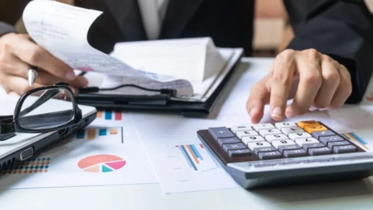 Gráfico de fluctuación de tasas de créditos hipotecarios junto a una casa moderna