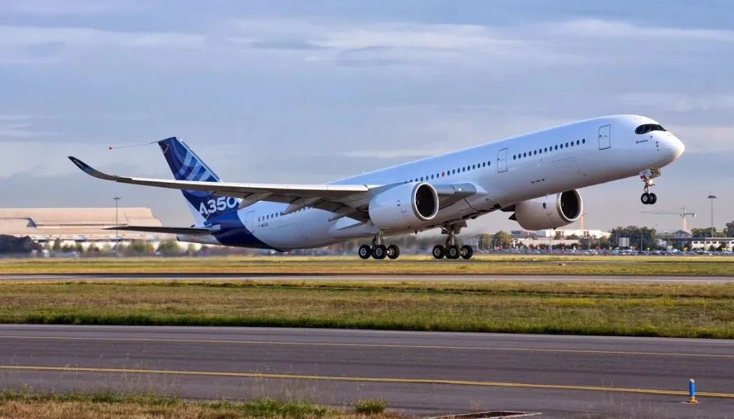 Vista aérea de una fábrica aeroespacial en India con componentes de aviones en producción.