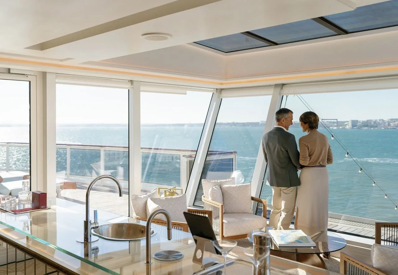 Crucero de lujo en altamar con servicios exclusivos y gastronomía de autor.