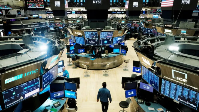 Wall Street Inicia la Semana con Leves Descensos tras el Caos Anterior