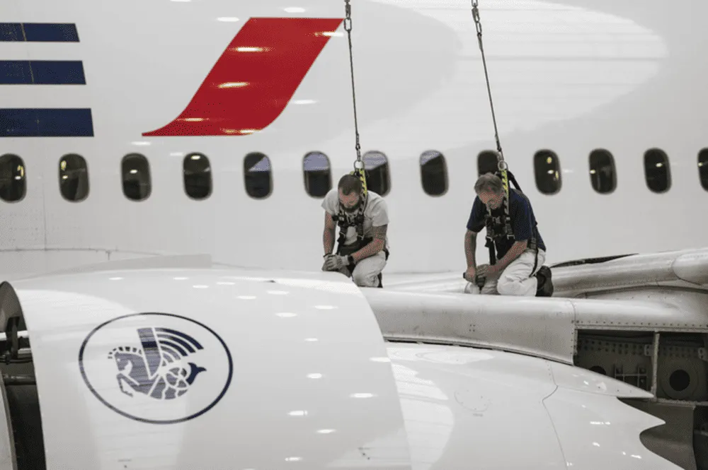 Técnicos de Air France realizando mantenimiento de aeronaves en hangares especializados. Técnicos de Air France realizando mantenimiento de aeronaves en hangares especializados.