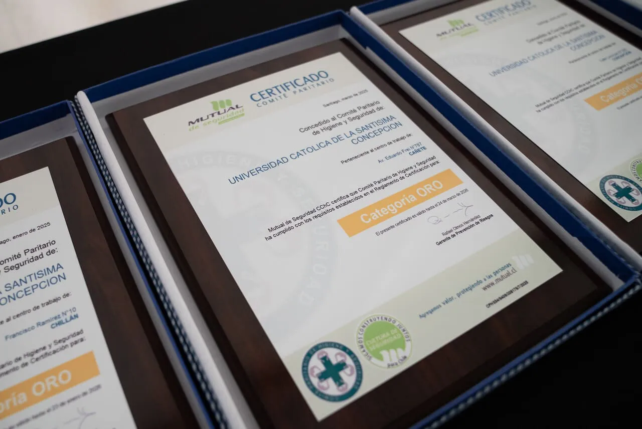 Entrega de certificación Oro a los comités paritarios UCSC por su gestión destacada en seguridad y salud laboral