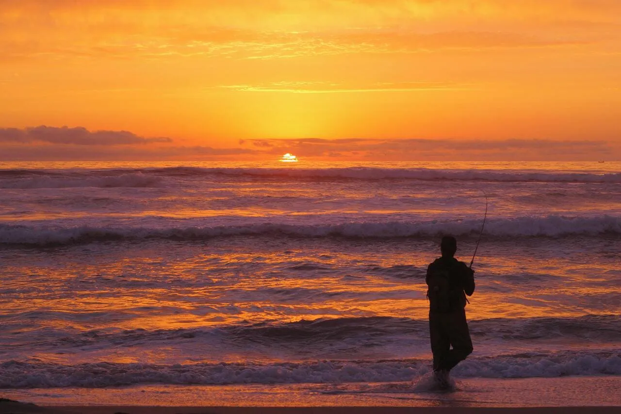 Paisaje costero en Puertecillo, con olas suaves y un atardecer sereno Paisaje costero en Puertecillo, con olas suaves y un atardecer sereno