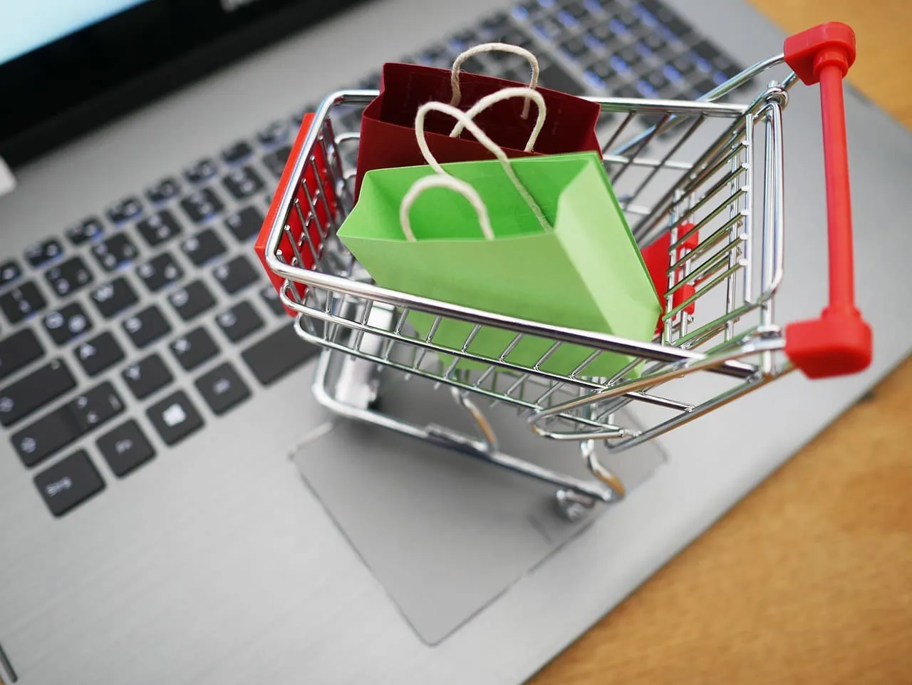 Hogares chilenos realizando compras navideñas en tiendas de retail, reflejando el aumento del gasto en Navidad 2024.