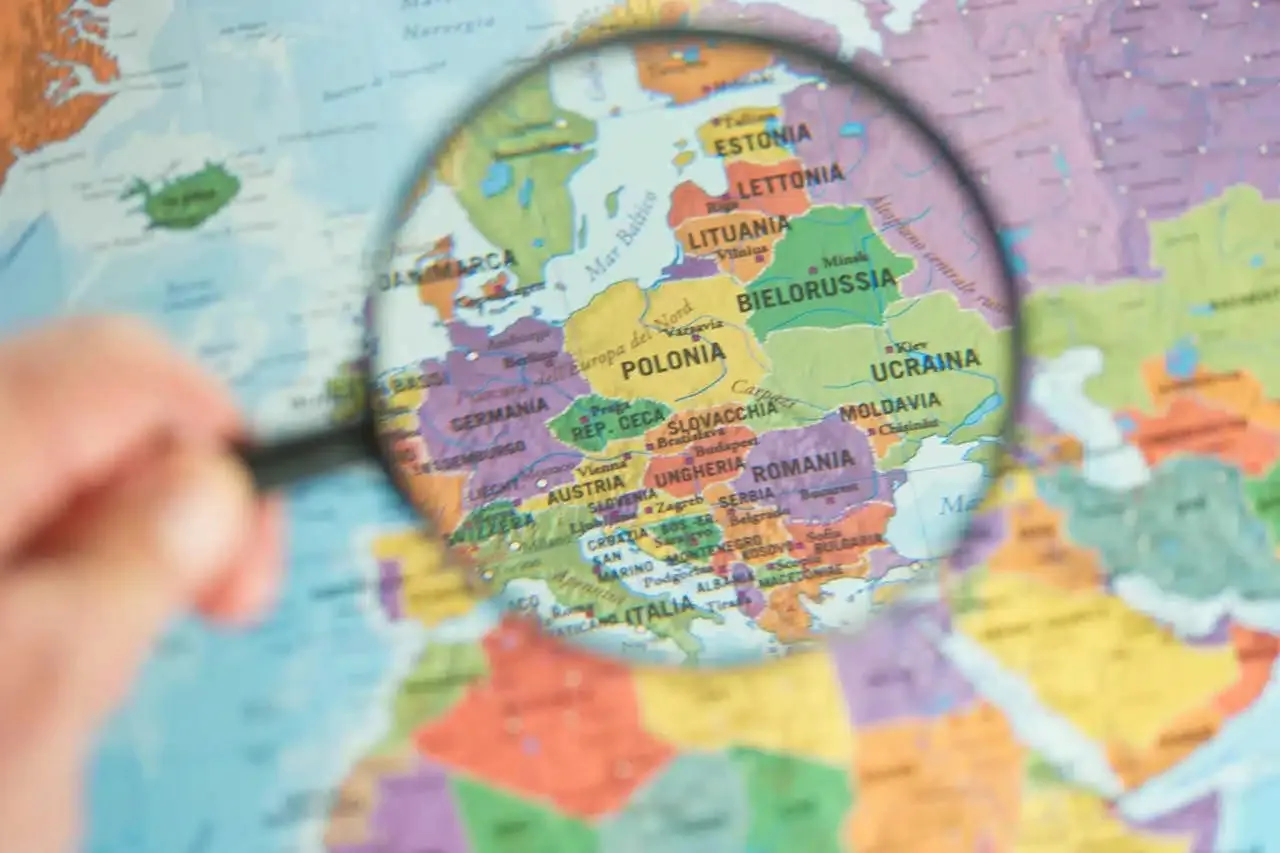 Imagen representativa de los 5 mejores países europeos para emigrar después de los 60 años, con paisajes mediterráneos y