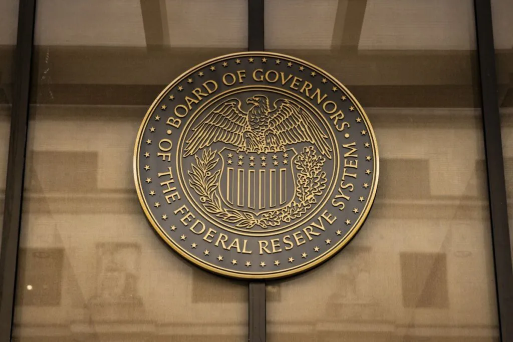 La Fed Opta por Mantener las Tasas de Interés y Evaluar Datos Futuros