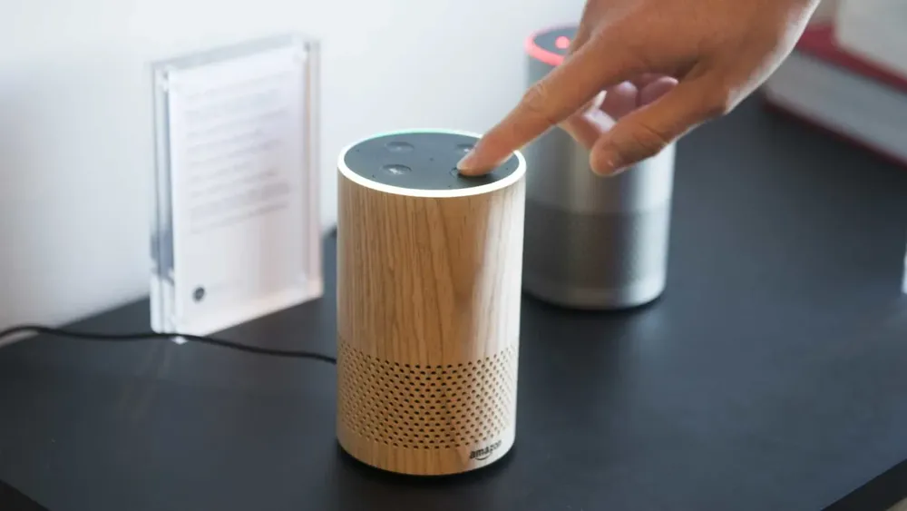 Dispositivo inteligente con Alexa+ mostrando su nueva interfaz con inteligencia artificial. Dispositivo inteligente con Alexa+ mostrando su nueva interfaz con inteligencia artificial.
