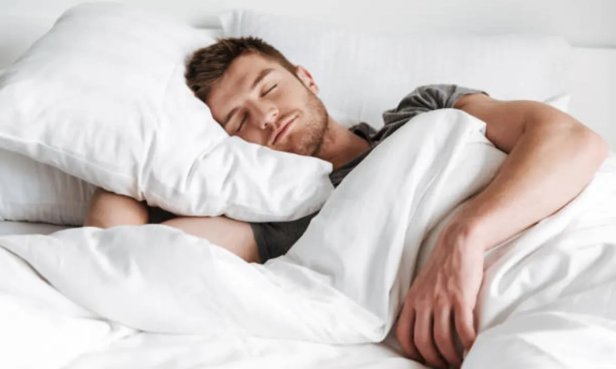 Celular sobre la mesita de noche mostrando la hora antes de dormir  Celular sobre la mesita de noche mostrando la hora antes de dormir