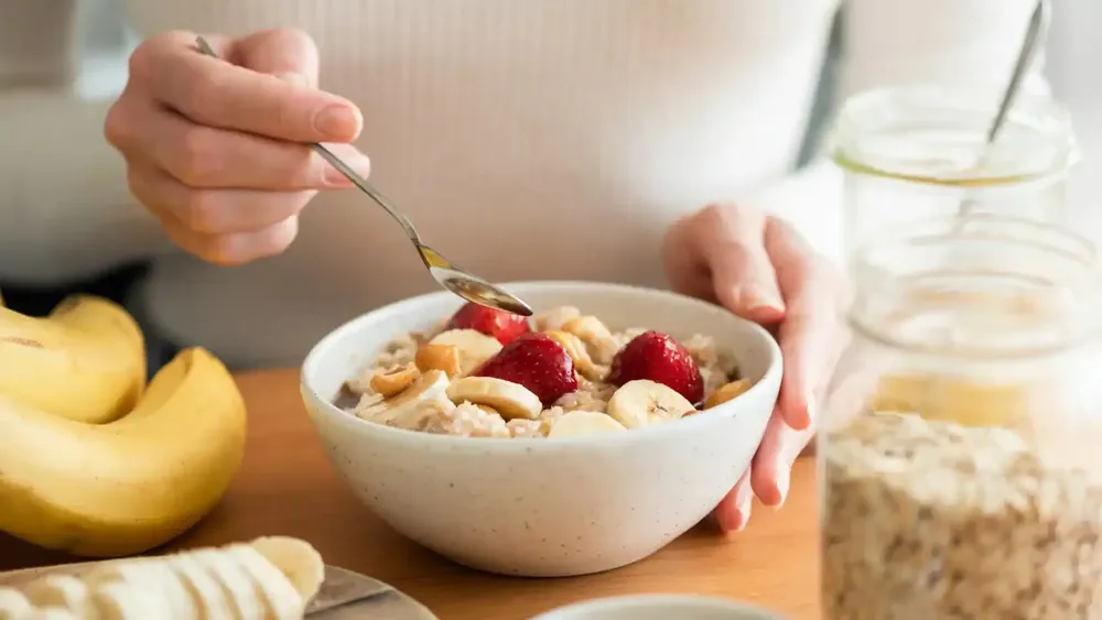 ¿A qué hora es mejor comer para bajar de peso? Un estudio responde