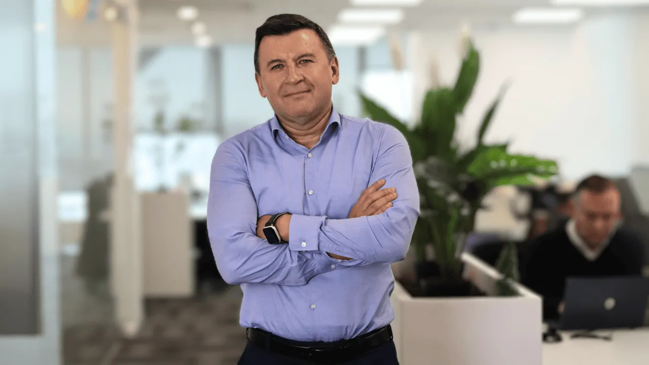 Pequeña empresa usando software de gestión para mejorar eficiencia tecnológica