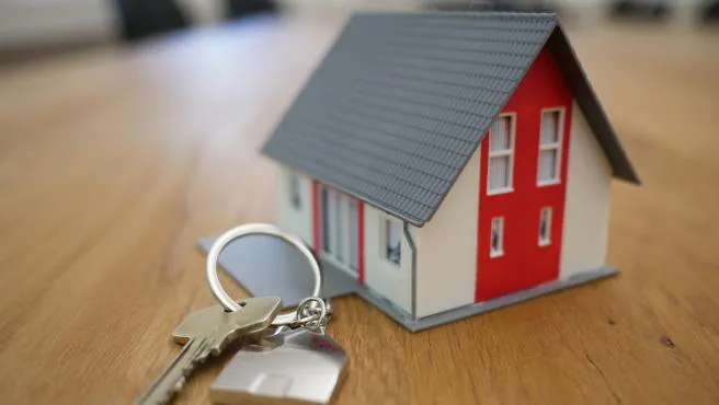 El precio de la vivienda en Santiago experimenta una leve disminución