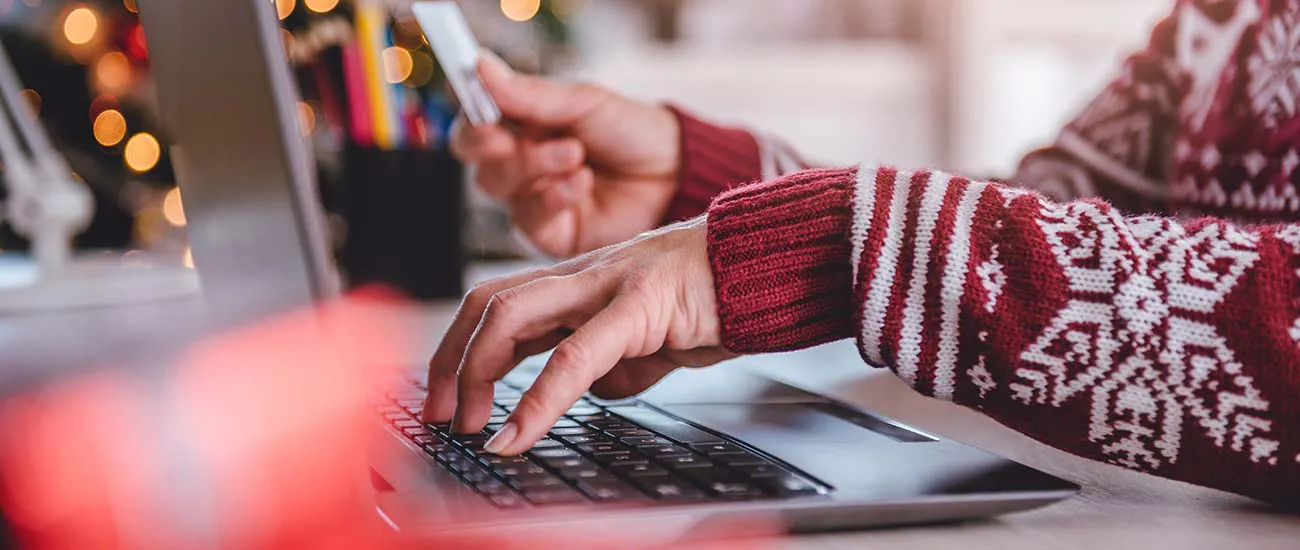 Pareja celebrando el Día del Amor con compras seguras y ahorro planificado. Pareja celebrando el Día del Amor con compras seguras y ahorro planificado.