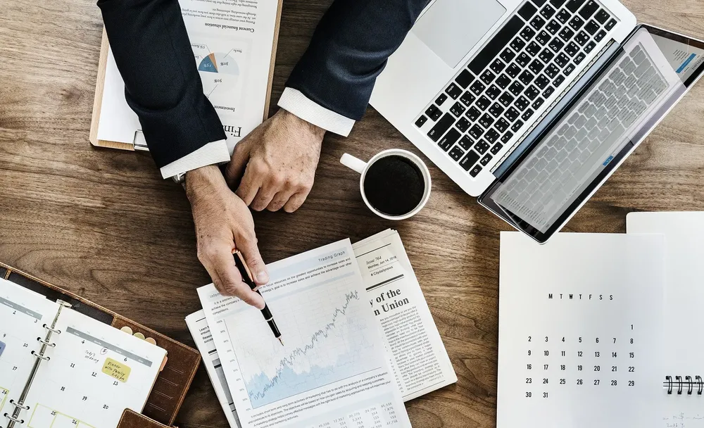 Infografía de desafíos empresariales 2025 en Chile destacando riesgos geopolíticos y cibernéticos Infografía de desafíos empresariales 2025 en Chile destacando riesgos geopolíticos y cibernéticos