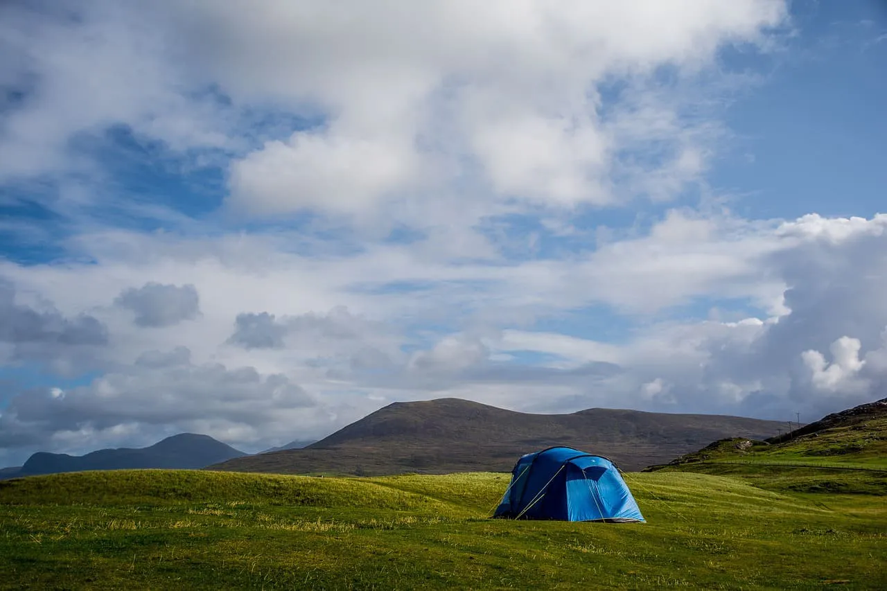 Vista panorámica de un camping en Santiago rodeado de naturaleza, recomendado por Sernatur.