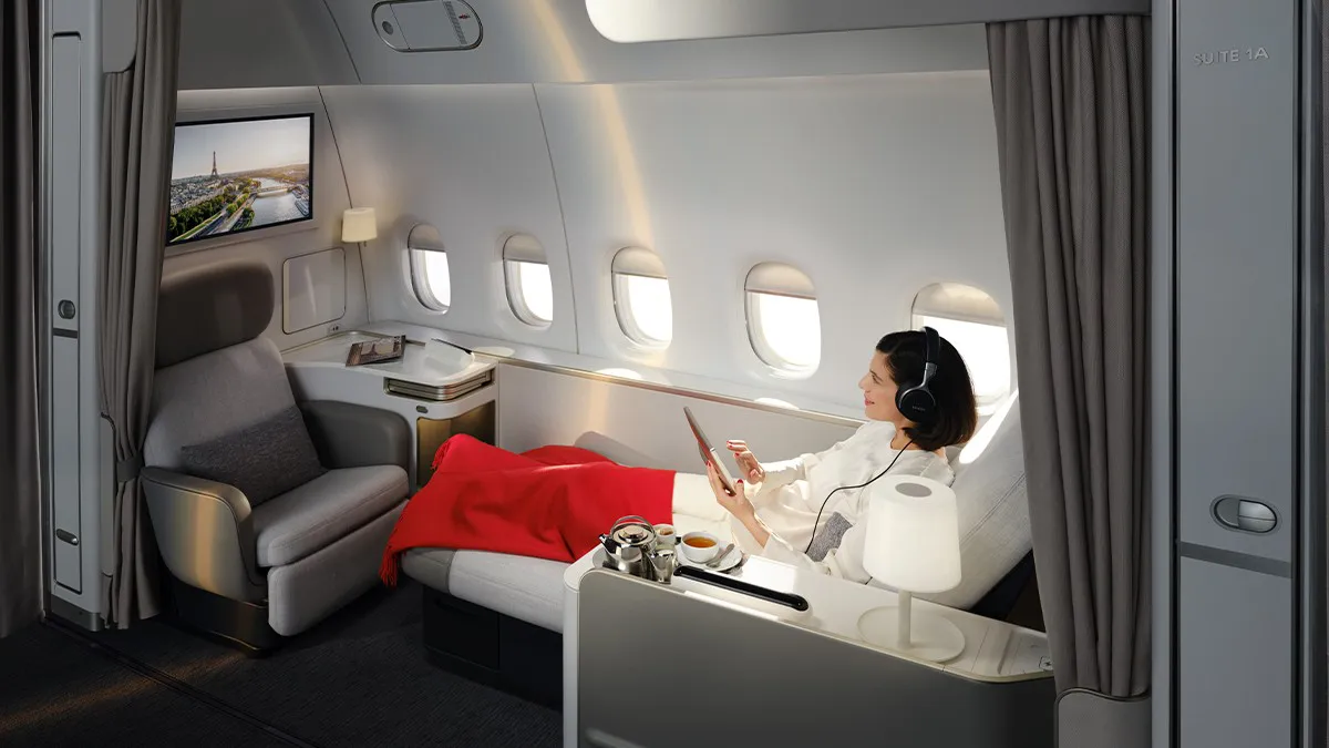 Suite de lujo La Première de Air France con diseño exclusivo y máxima comodidad a bordo. Suite de lujo La Première de Air France con diseño exclusivo y máxima comodidad a bordo.