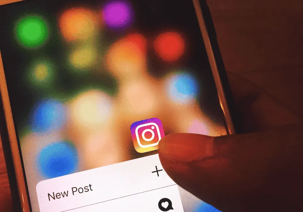 Interfaz de usuario de Instagram actualizada a color morado en dispositivo iPhone