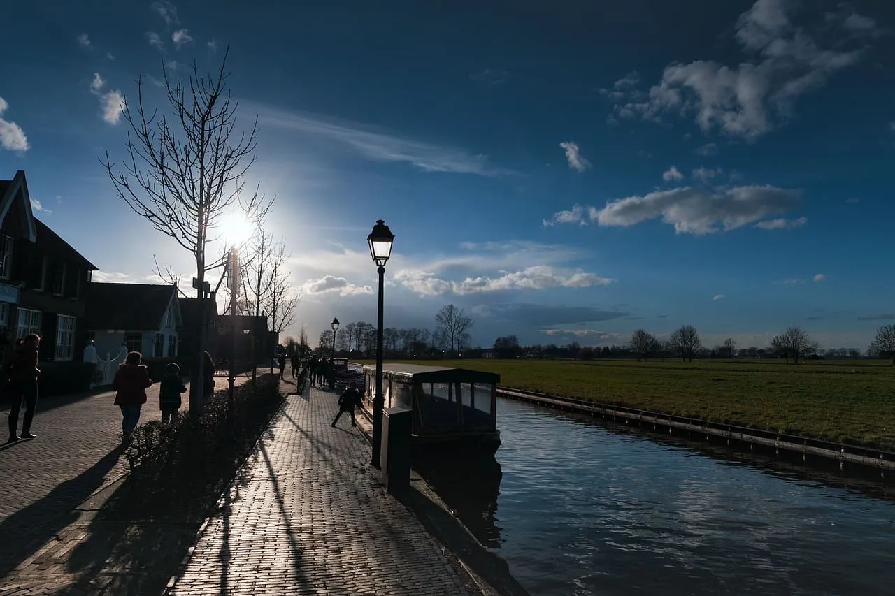 Vista aérea de Giethoorn, la Venecia de los Países Bajos, mostrando canales y casas con techos de paja.