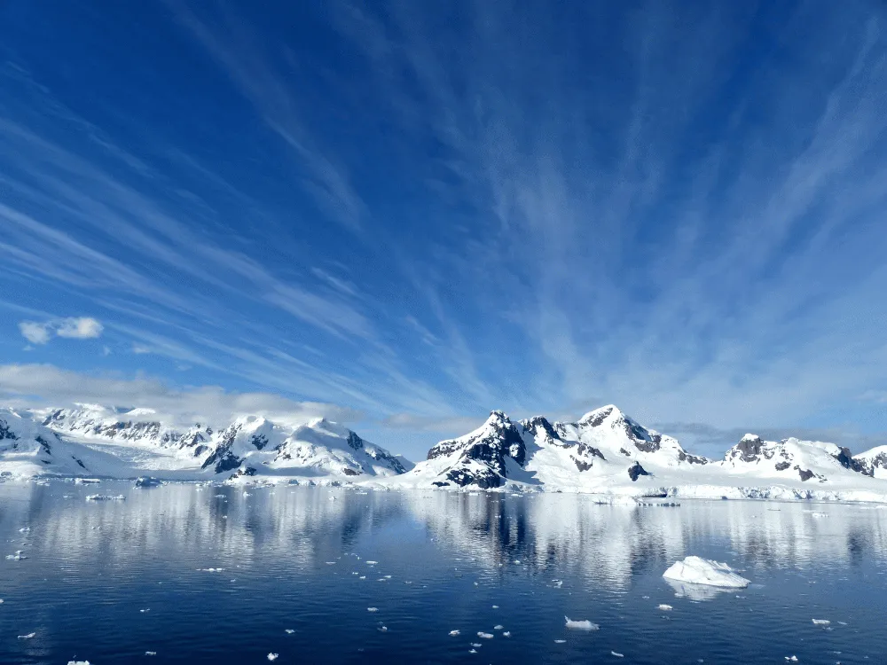 Vista aérea del deshielo en la Antártida, destacando los efectos del cambio climático en las capas de hielo.