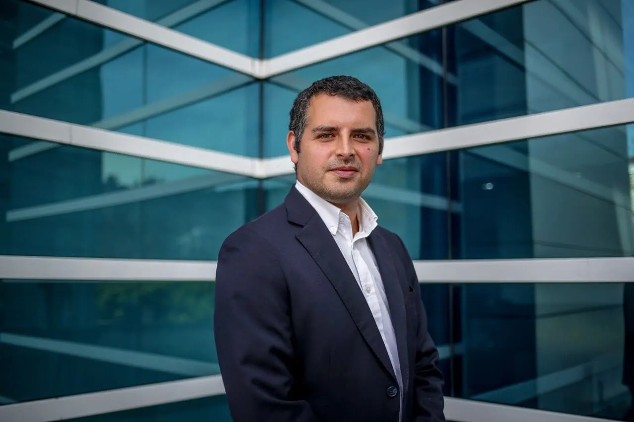 Centro de datos moderno enfrentando desafíos energéticos y estructurales por el crecimiento de la inteligencia artificia