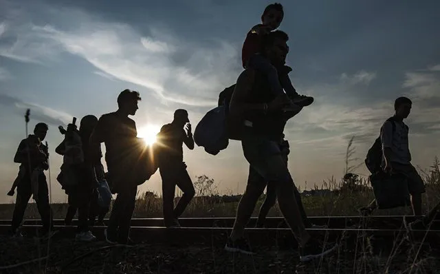 Análisis de sueldos de migrantes en Chile, destacando brechas salariales y estabilidad laboral según nacionalidad