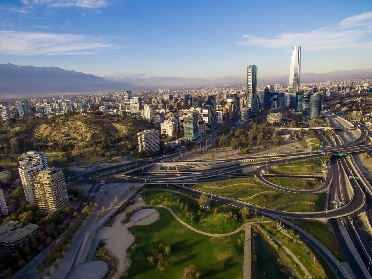 Gráfico de crecimiento económico en Chile y América Latina destacando tendencias y desafíos