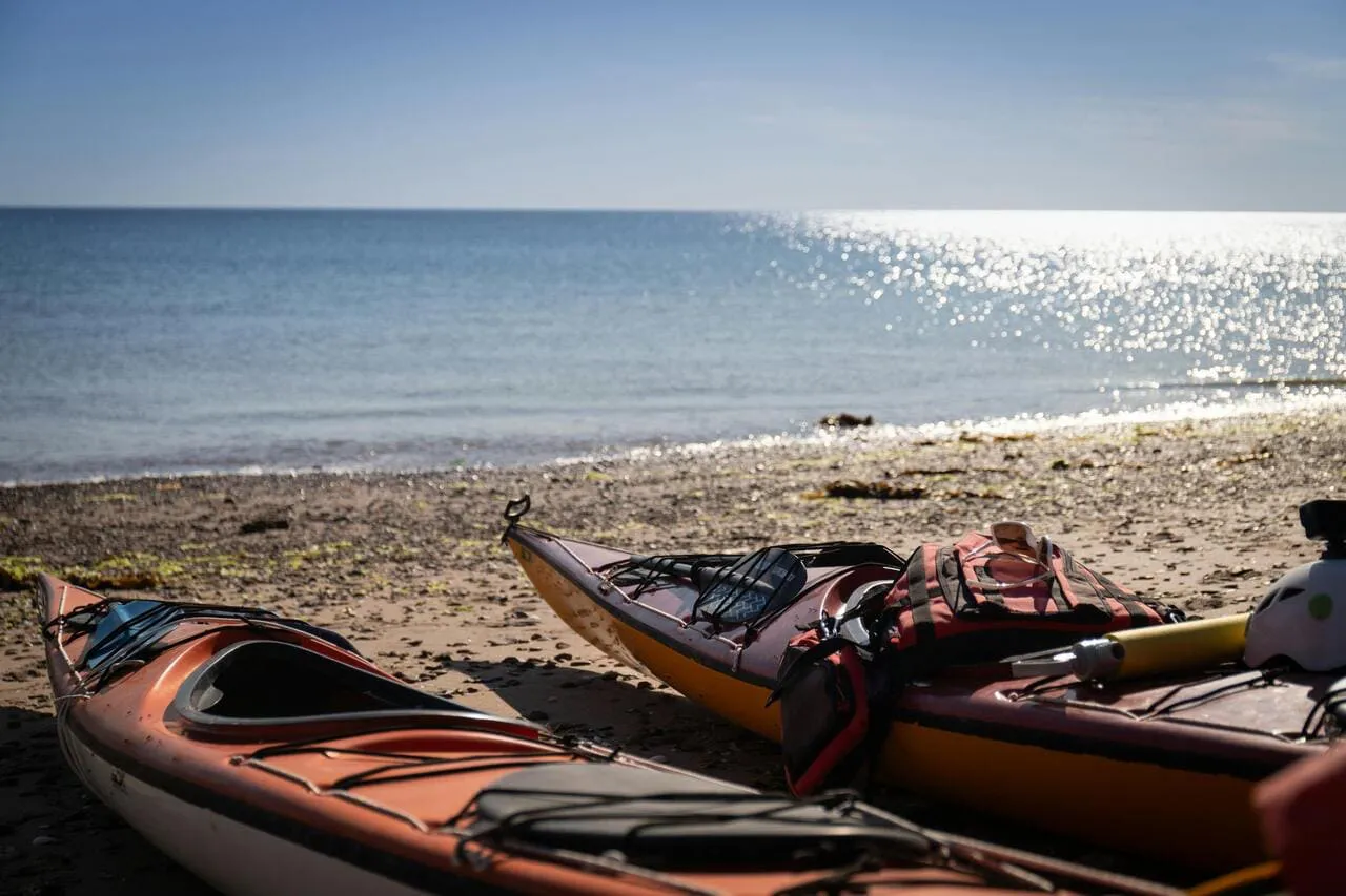 Vista panorámica de Puerto Madryn con sus playas cristalinas y aguas tranquilas, un destino ideal para el verano en la P